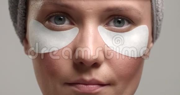 30岁戴眼罩的女人视频的预览图
