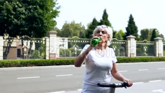 在街上喝酒的女人视频的预览图
