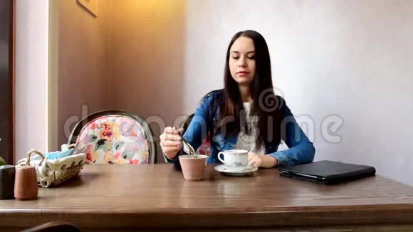 第一个女孩想把糖放进茶或咖啡里视频的预览图