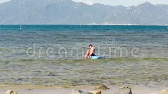 一个人站在海边的桨板上对抗大海视频的预览图