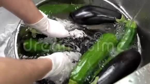 双手慢摩洗蔬菜视频的预览图