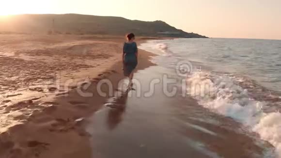 在海滩散步的女人视频的预览图