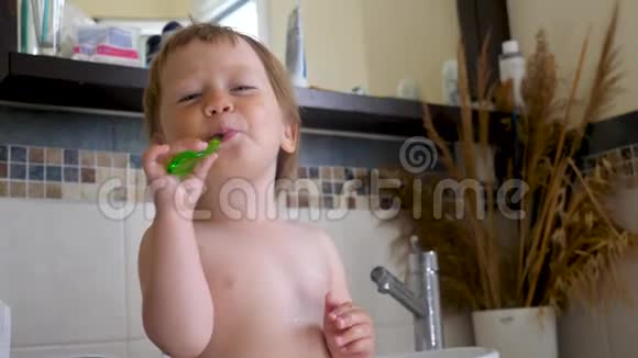 刷牙背景牙刷和婴儿第一颗牙齿乳牙的牙膏宝宝在里面刷牙视频的预览图