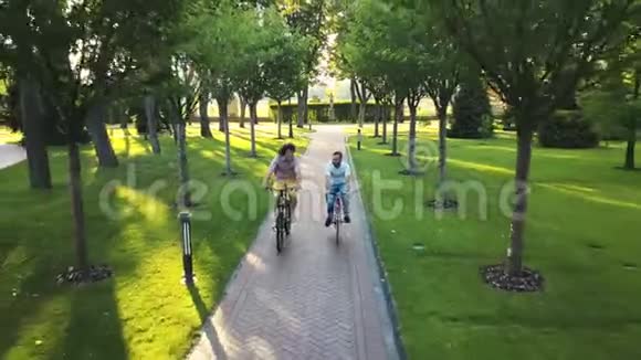 两个人骑自行车穿过公园视频的预览图
