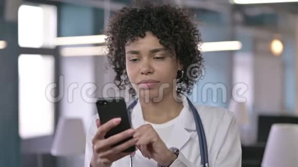 严重青少年医生使用智能电话的画像视频的预览图