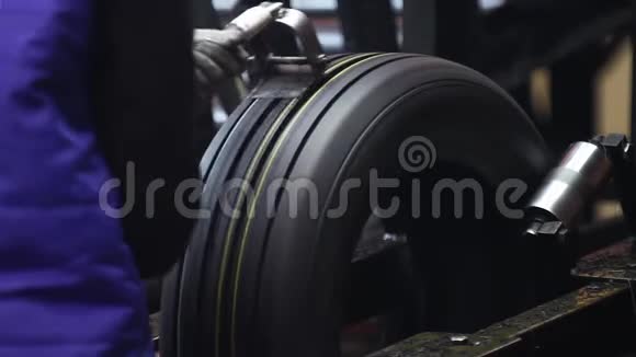 工厂用多余的橡胶处理轮胎视频的预览图