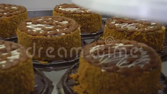 冷却的龟和馅饼是由水果浆果装饰顶部装饰手工制作甜点蛋糕视频的预览图