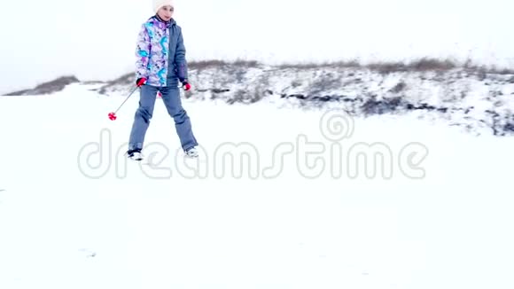 女孩在滑雪时过冬视频的预览图