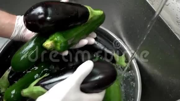 手洗新鲜蔬菜慢莫视频的预览图