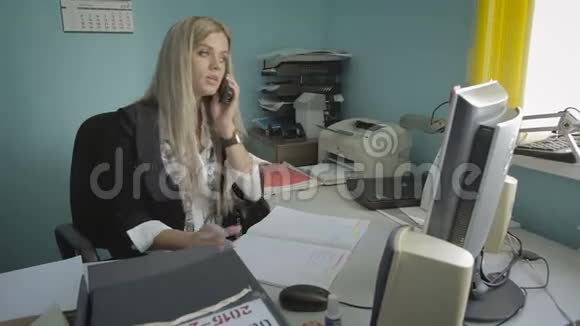 漂亮的年轻女商人在办公室里打电话录像视频的预览图