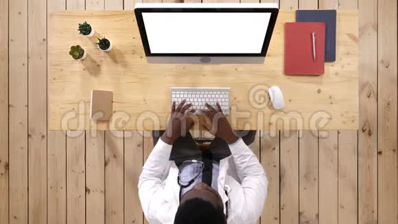 医务人员在电脑上打字白色显示器视频的预览图