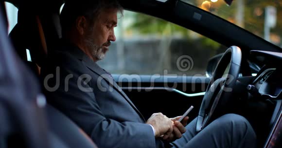 商人在车里用手机视频的预览图