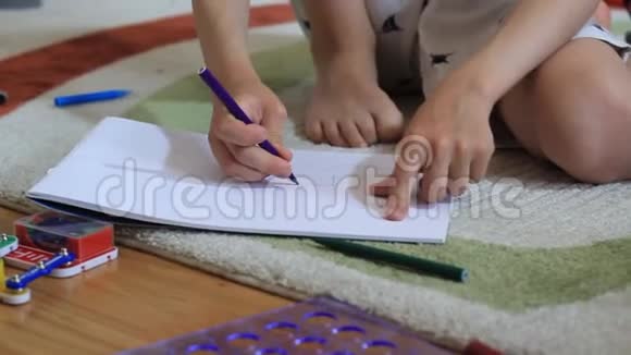 幼儿用粉红色铅笔绘画视频的预览图
