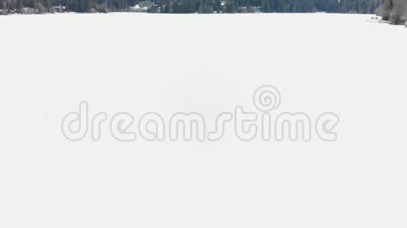 阳光明媚的一天在惠斯勒山的一个冰冻的冬季湖泊上的全景视频的预览图
