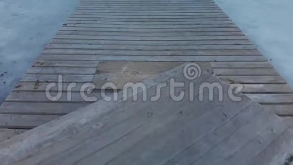 在加拿大不列颠哥伦比亚省惠斯勒的冰冻阿尔法湖上的一个小木坞向前移动的镜头视频的预览图