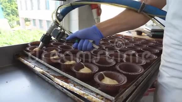 手工制作烘焙产品松饼准备一个纸杯蛋糕快速面包在烤箱里烤面团是视频的预览图