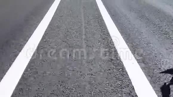 没有汽车的道路特写在分割条上骑自行车的人和一个人骑电动滑板车视频的预览图