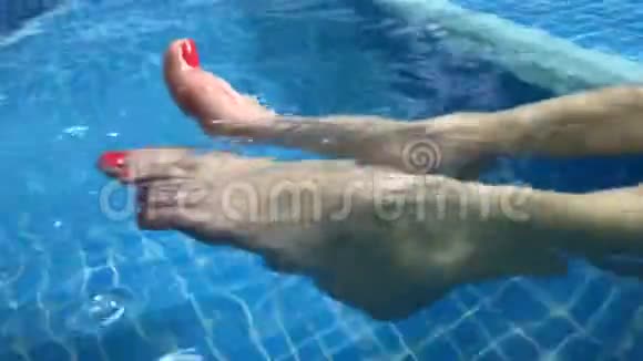 泳池里女孩的腿放松视频的预览图