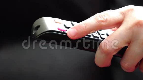 人手使用控制遥控器视频的预览图