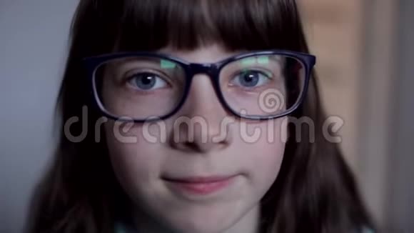 戴眼镜的白人少女特写肖像视频的预览图