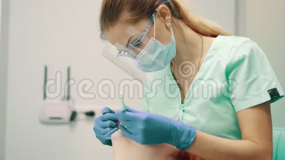年轻女牙医在诊所工作视频的预览图