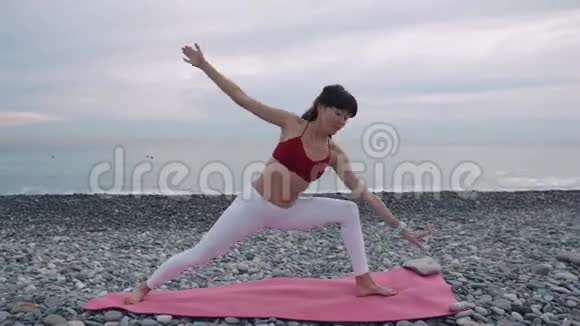 女士在白天用瑜伽体式训练他的身体视频的预览图