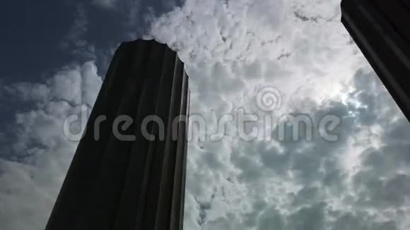 日落时分的阿布扎比世界贸易中心漂浮在现代摩天大楼周围的云层的时间流逝视频的预览图