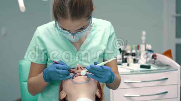 年轻女牙医在诊所工作视频的预览图