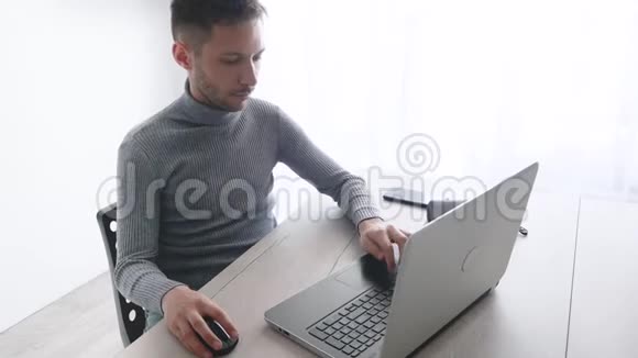 用信用卡在线支付购物男性在通过互联网购物时使用信用卡计算机视频的预览图