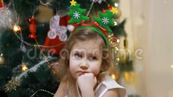 悲伤的女孩期待圣诞老人和圣诞礼物新年和圣诞树视频的预览图