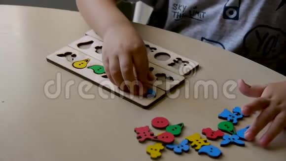 自闭症男孩在form2中排列物体视频的预览图