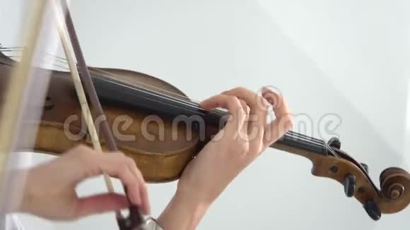 两个女孩用手指弹奏小提琴的琴弦关门视频的预览图