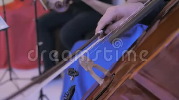 年轻女性扮演大提琴特写镜头宴会的音乐视频的预览图