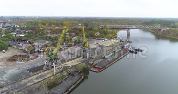 带起重机的河港在运行期间可以看到带大型起重机的河港视频的预览图