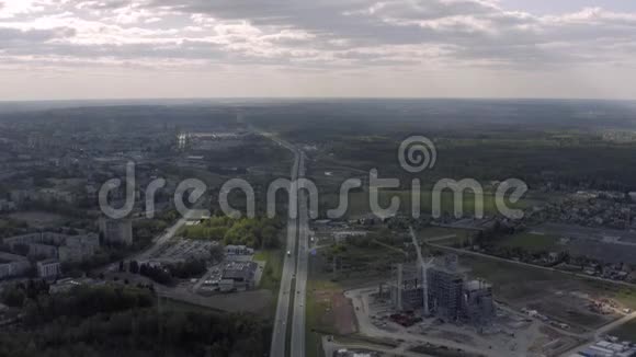立陶宛春季的汽车交通Drone4K飞行视频的预览图