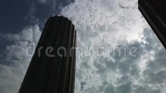 日落时分阿布扎比世界贸易中心的时间流逝漂浮在现代摩天大楼周围的云的时间流逝视频的预览图