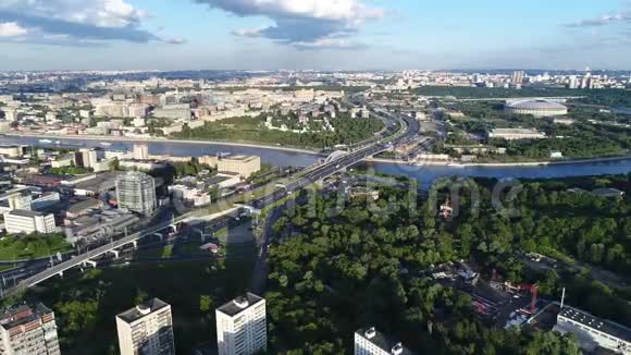 从高处到城市和莫斯科河的景色视频的预览图