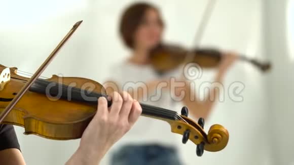 小提琴演奏特写模糊背景视频的预览图