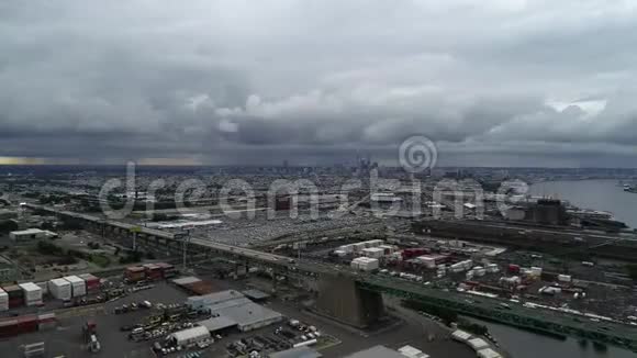 宾夕法尼亚州费城沃尔特惠特曼桥及其周边地区的鸟瞰图视频的预览图