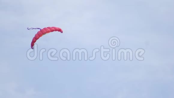 一只美丽的多色风筝在蓝天背景下飞翔复制空间慢动作视频的预览图