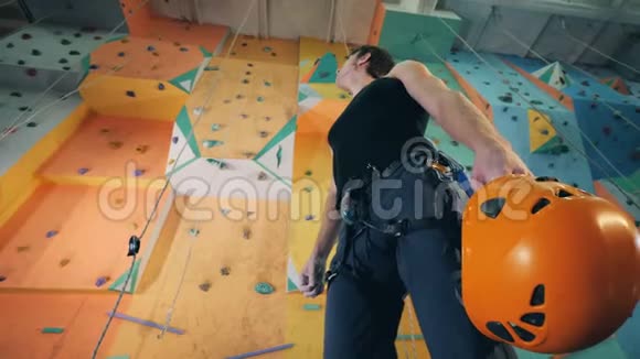 一名登山者站在训练室底部视频的预览图