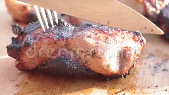 用刀子把肉烤熟视频的预览图
