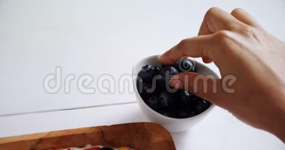 4k盘子里的水果酸奶视频的预览图