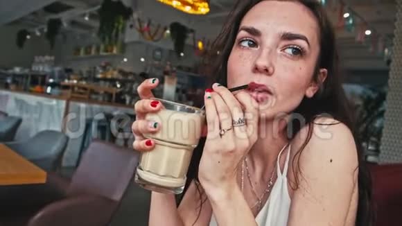 严肃的女孩在时髦的自助餐厅喝咖啡视频的预览图