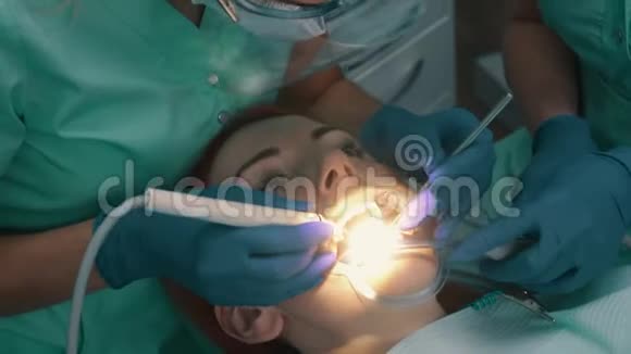 超声波清洁牙齿移除坚固的牙齿视频的预览图