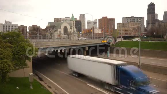 市区交通市区公路高架桥底特律尖峰交通视频的预览图