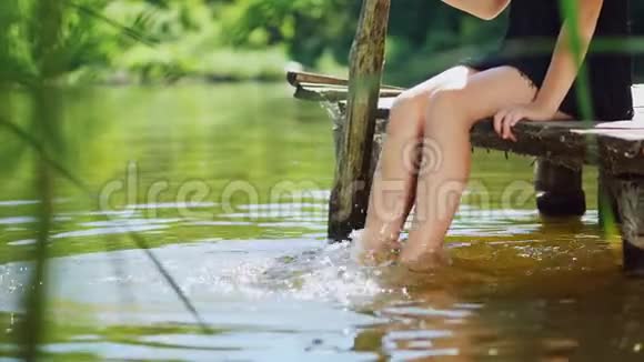 那个女孩腿在池塘里溅起水花视频的预览图