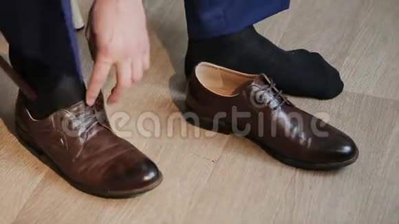 人系鞋带视频的预览图