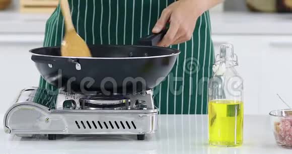 放大现代厨房有人做饭的视频视频的预览图