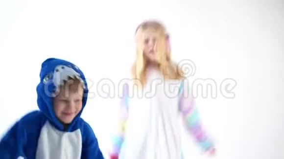 穿着睡衣在白色背景上跳舞的孩子视频的预览图